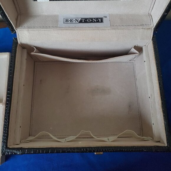 VTG Bentony embossed train case - Picture 13 of 16